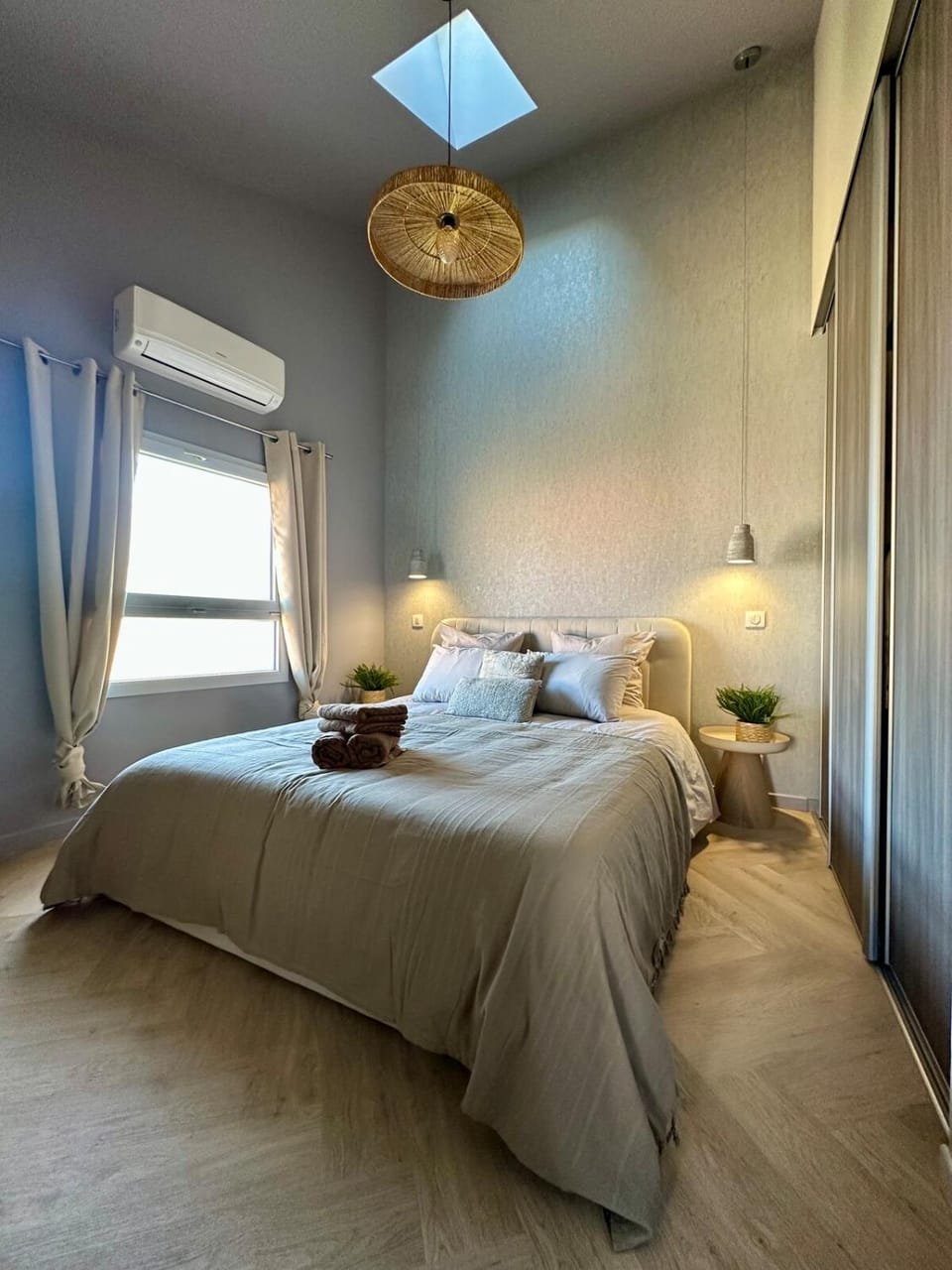 Photo of the whole room, Bedroom, cot