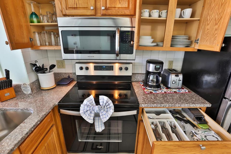 Coffee/tea facilities, Kitchen or kitchenette, dishwasher, microwave, oven, stove, toaster