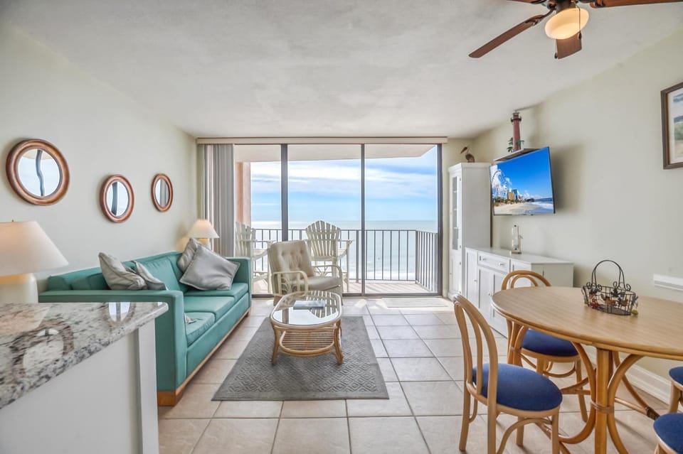 Natural landscape, TV and multimedia, View (from property/room), Balcony/Terrace, Living room, Seating area, Dining area, Evening entertainment, Sea view