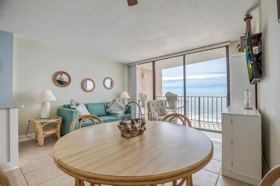Natural landscape, TV and multimedia, View (from property/room), Balcony/Terrace, Living room, Seating area, Dining area, Evening entertainment, Sea view