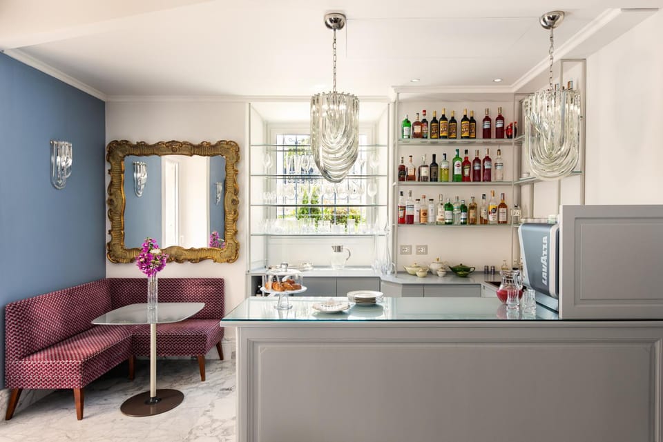 Living room, Lounge or bar, Food and drinks, Seating area, Drinks