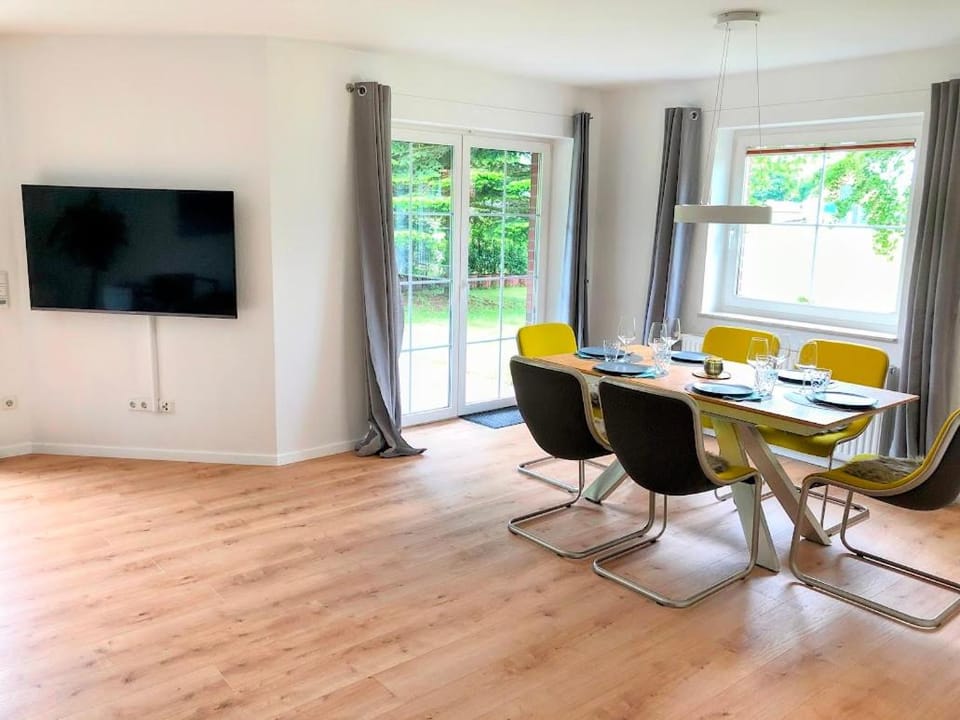 TV and multimedia, Living room, Seating area, Dining area