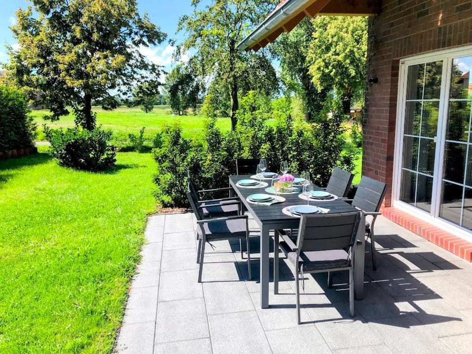 Property building, Garden, Dining area, Garden view