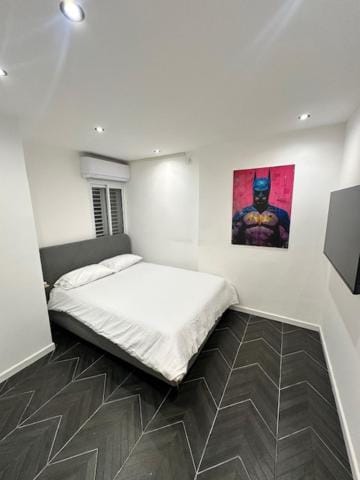 Bed, TV and multimedia, Bedroom