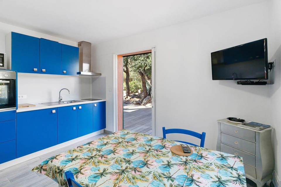 Property building, Kitchen or kitchenette, Living room