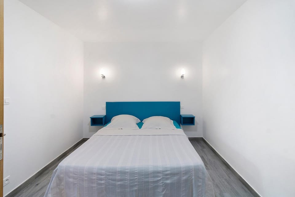 Property building, Living room, Bedroom