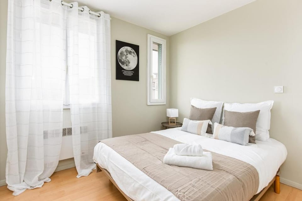 A pair of two-bed apartments with outdoor spaces and parking by the Garonne Apartment in Toulouse