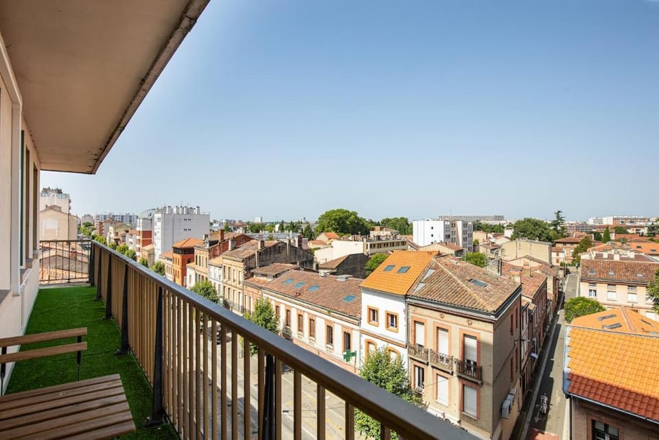 A pair of two-bed apartments with outdoor spaces and parking by the Garonne Apartment in Toulouse