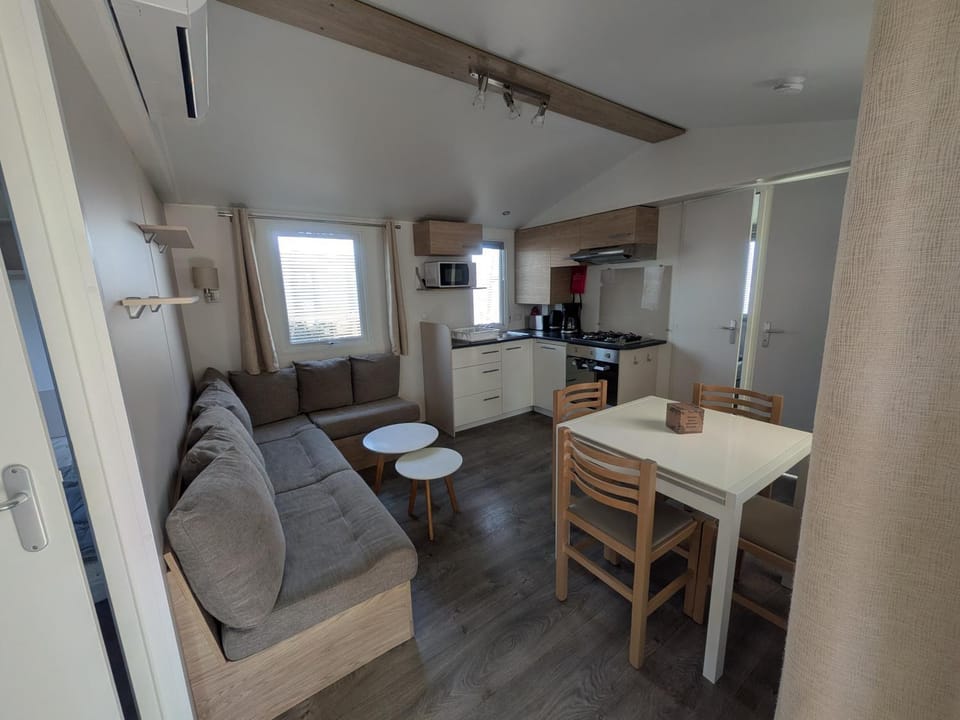 Kitchen or kitchenette, Living room
