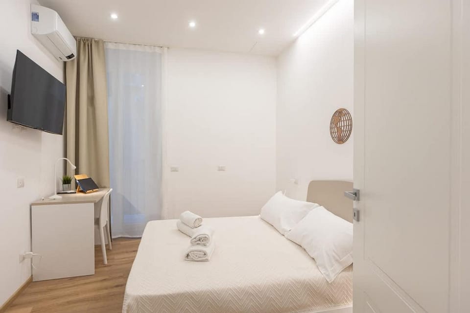Bed, TV and multimedia, Photo of the whole room, Bedroom, towels, wardrobe