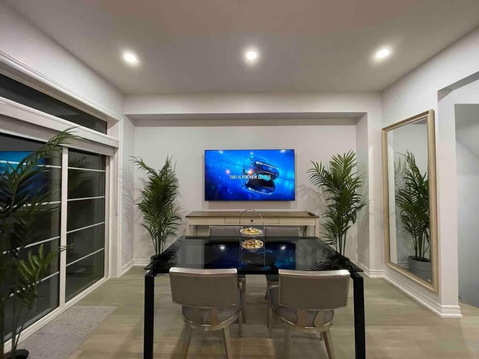 Private Room with Bathroom and Shared Kitchen Apartment in Burlington