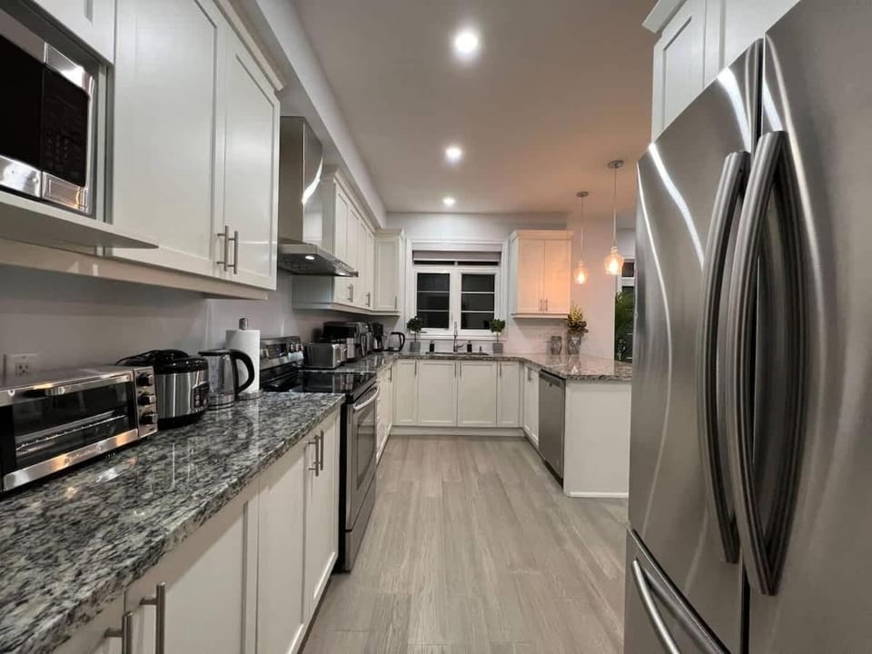 Private Room with Bathroom and Shared Kitchen Apartment in Burlington