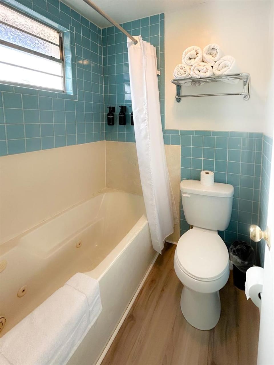 Boutique Studio with Jetted Tub Walk to Town Unit 401 Apartment in Eureka Springs