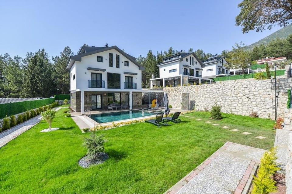 Property building, Garden, Swimming pool