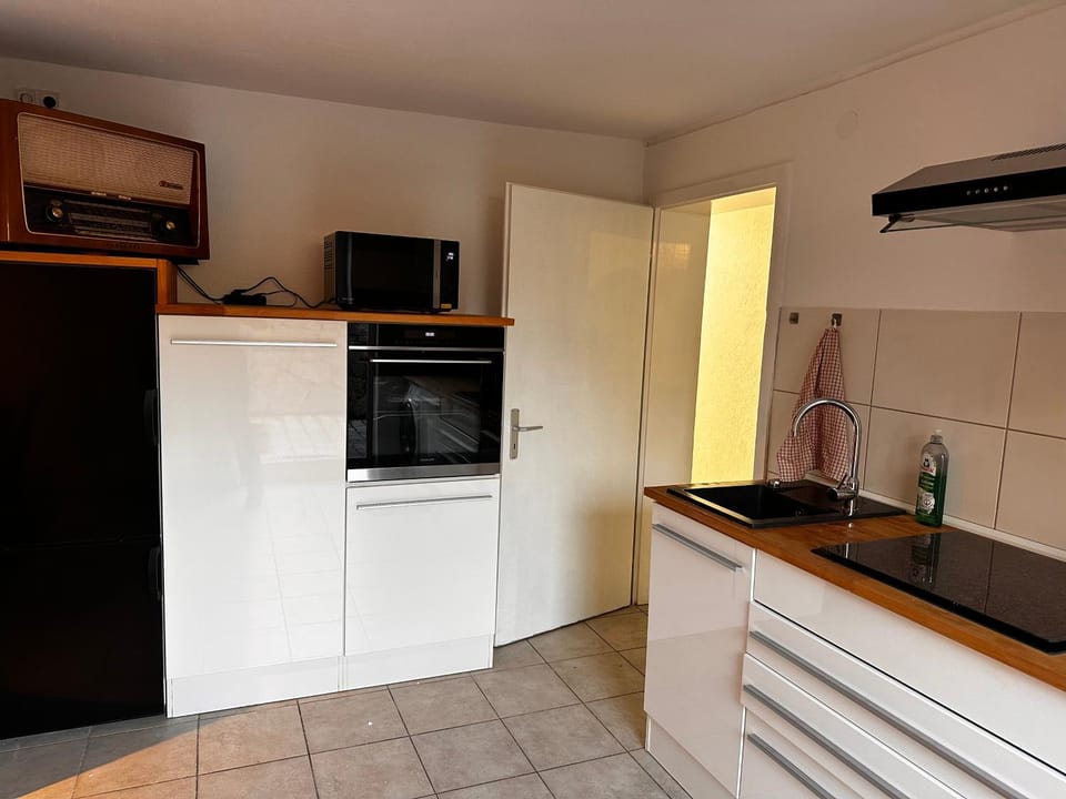 Kitchen or kitchenette, dishwasher, stove