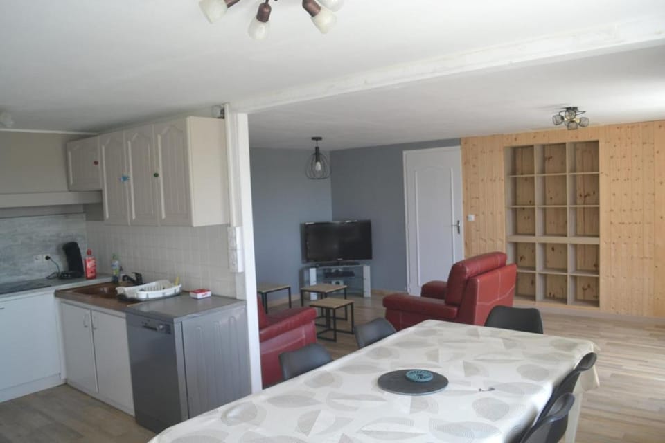 TV and multimedia, Kitchen or kitchenette, Seating area, oven, stove