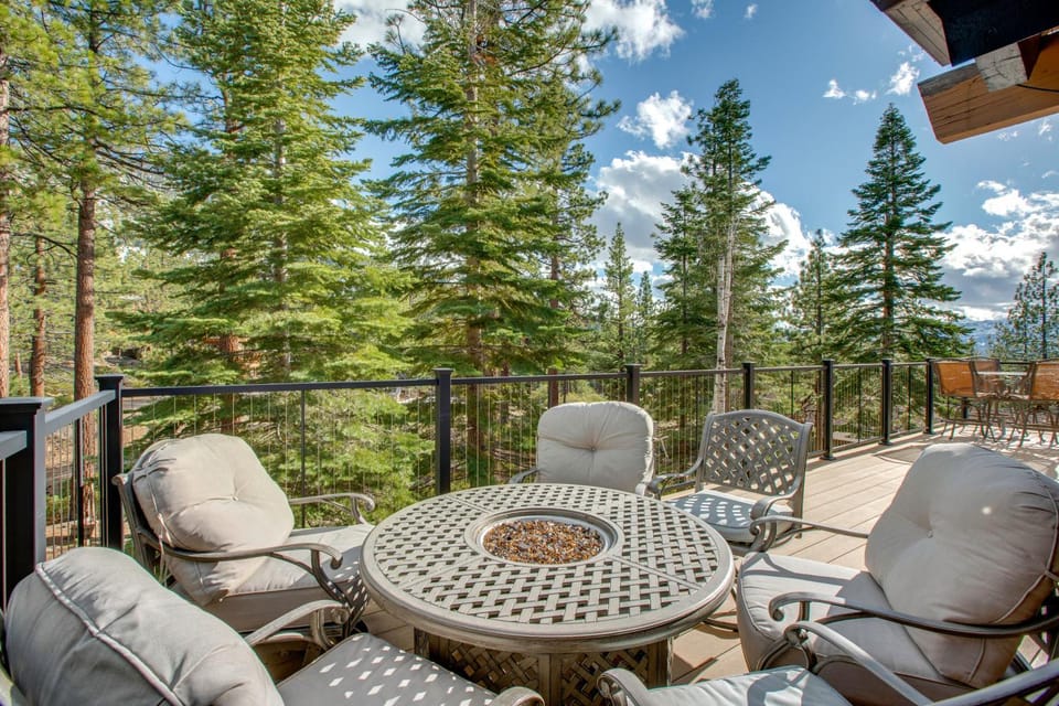 Walk to Heavenly Lifts! Spacious Family Retreat House in South Lake Tahoe