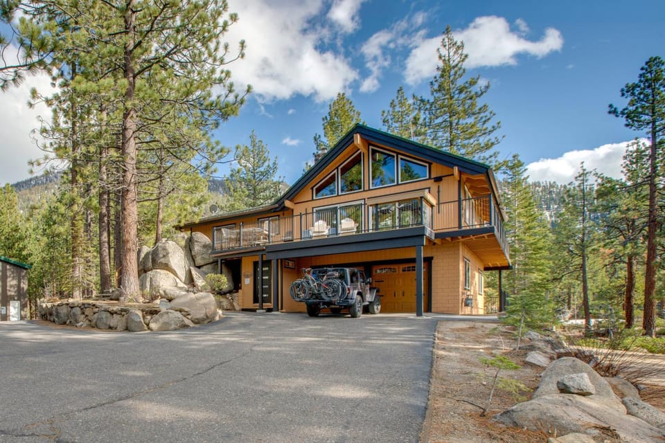 Walk to Heavenly Lifts! Spacious Family Retreat House in South Lake Tahoe