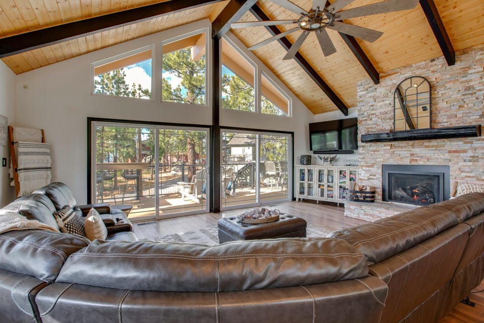 Walk to Heavenly Lifts! Spacious Family Retreat House in South Lake Tahoe