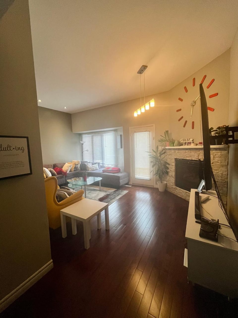 Cozy Room With Private Washroom Conveniently Located On West Hamilton Mountain Close To Hamilton Airport Mohawk College St Josephs Hospital William Connell Park Entertainment Vacation rental in Hamilton