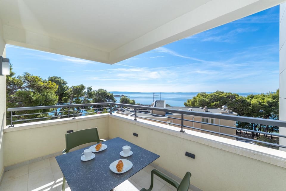 Beachfront Apartment Sunrise - Residence Srzić Bed and Breakfast in Makarska