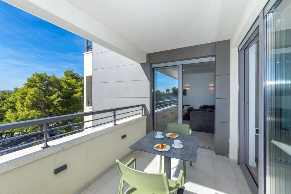 Beachfront Apartment Sunrise - Residence Srzić Bed and Breakfast in Makarska