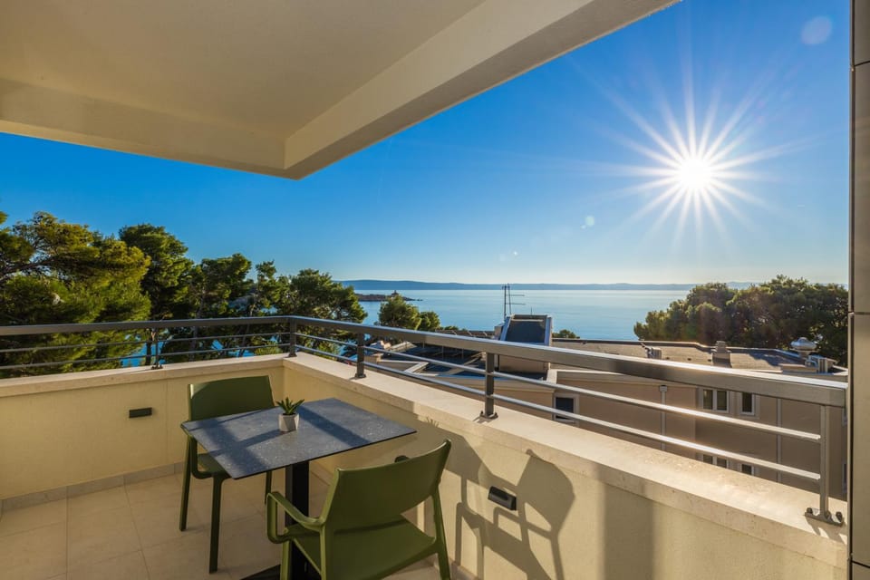 Beachfront Apartment Sunrise - Residence Srzić Bed and Breakfast in Makarska