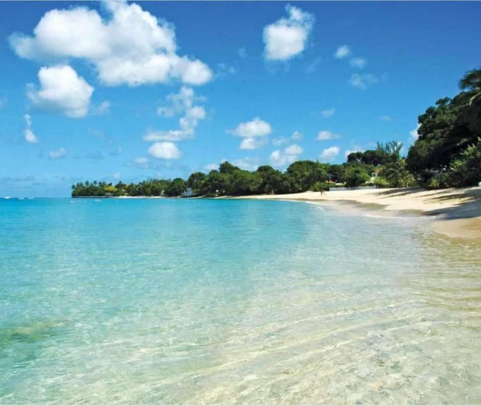 New Stylish 2BR Villa Walk to Beach Pool House in Saint James