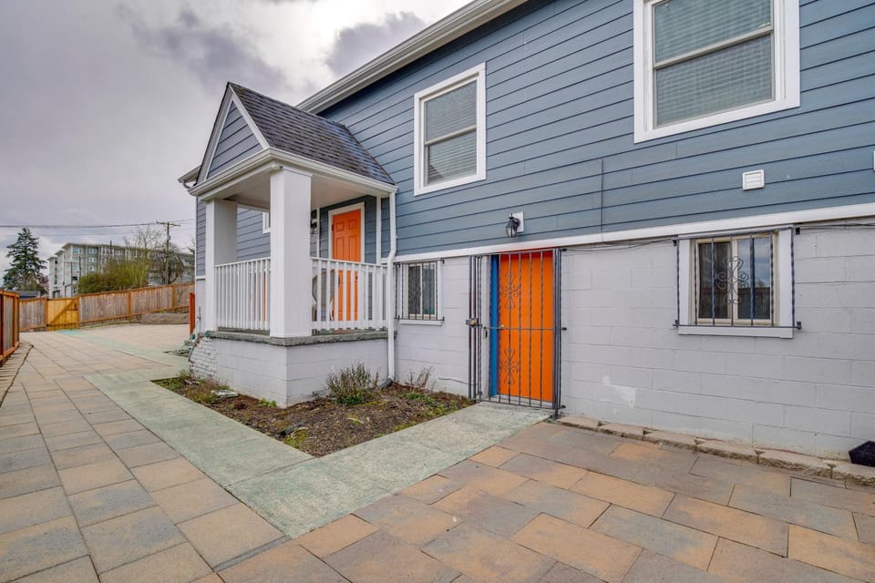 Gateway to Downtown Tacoma! Sleek Couple's Condo House in Tacoma