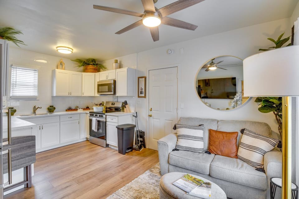 Easy Access to Dtwn Tacoma! Stylish Couple's Condo House in Tacoma