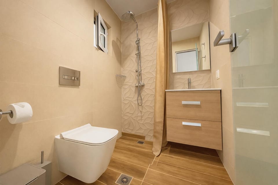 Shower, Toilet