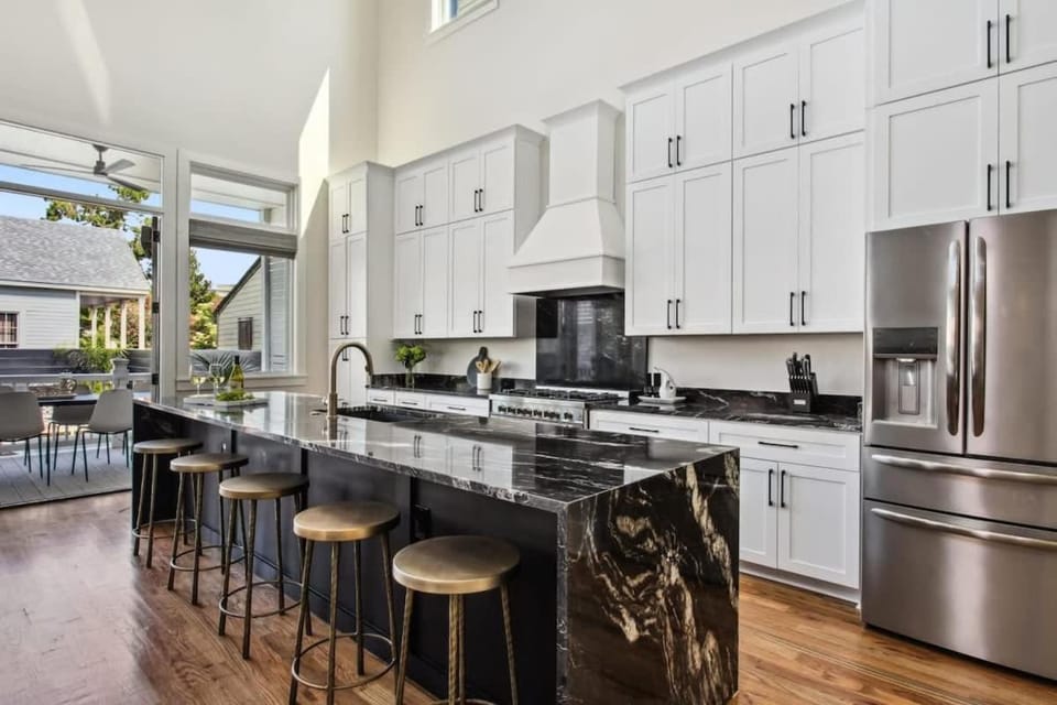 Gorgeous Grand Home with Heated Pool House in Warehouse District