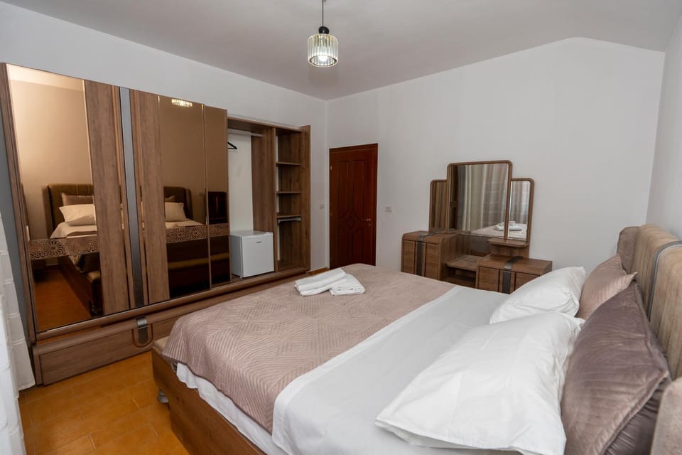 Bed, Photo of the whole room, Bedroom, minibar, wardrobe