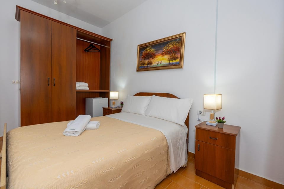 Bed, Bedroom, towels, wardrobe