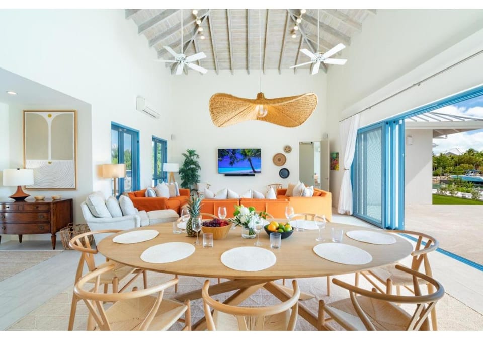 TV and multimedia, Living room, Seating area, Dining area