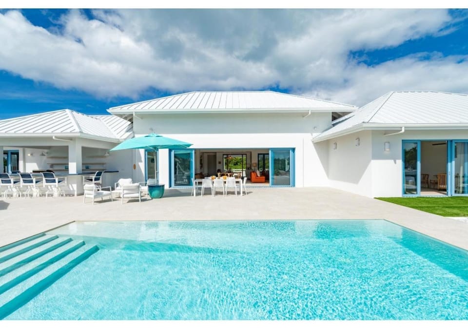 Property building, Patio, Day, Balcony/Terrace, Swimming pool, Swimming pool, sunbed