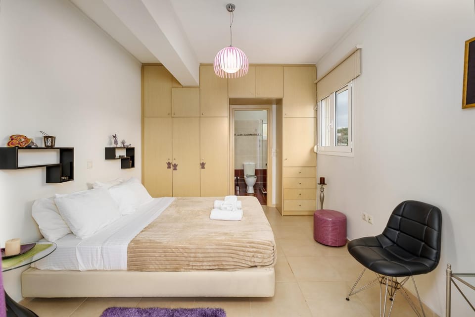 Bed, Photo of the whole room, towels, wardrobe
