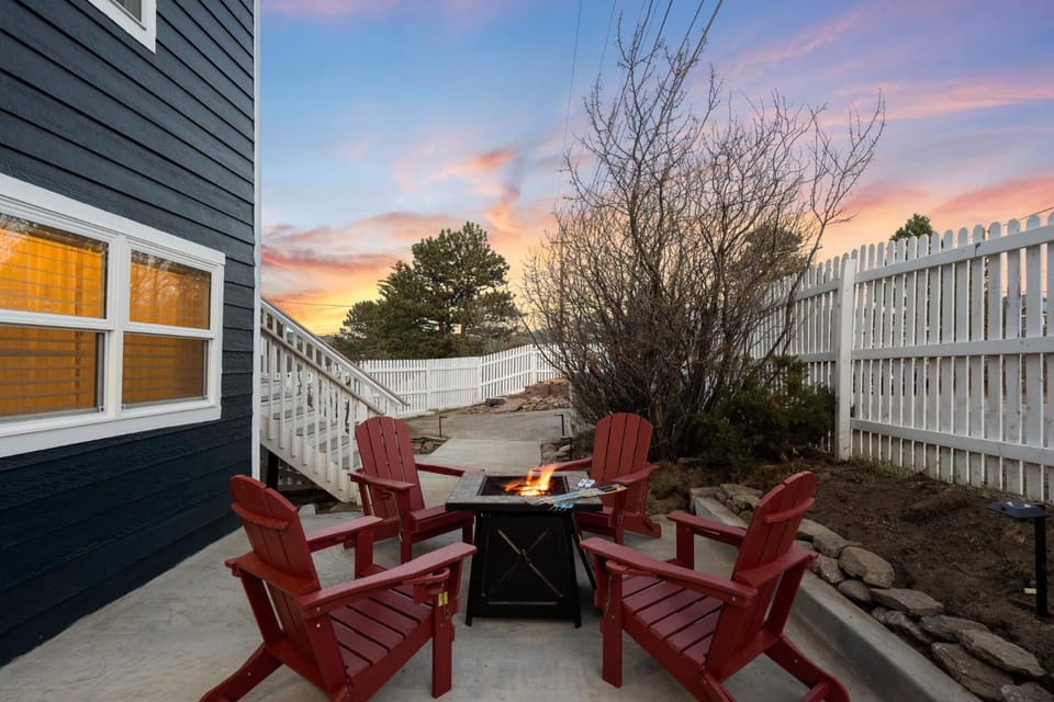 Hot Tub Fire Pit Walk to Stanley & Downtown House in Estes Park
