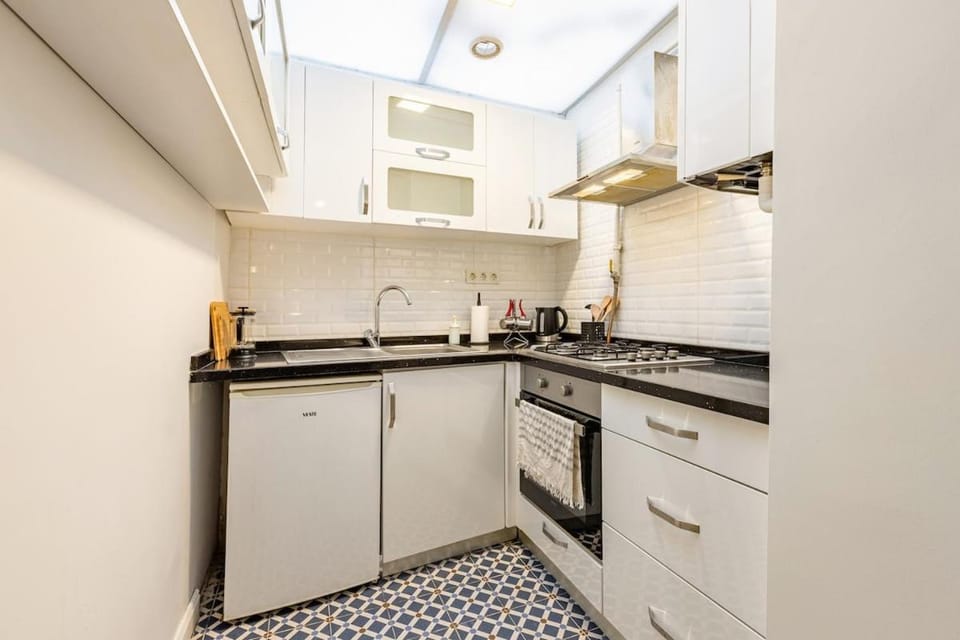 Private Building w Terrace Walk to Taksim & 6 Guests House in Istanbul