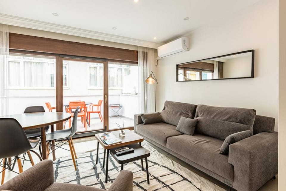 Private Building w Terrace Walk to Taksim & 6 Guests House in Istanbul