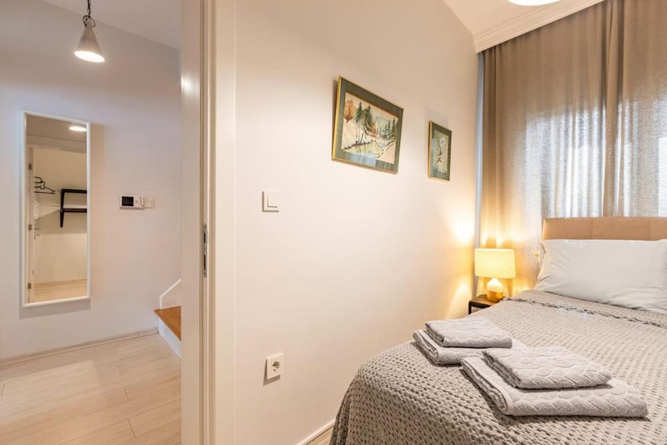 Private Building w Terrace Walk to Taksim & 6 Guests House in Istanbul