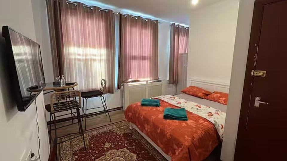 Bed, TV and multimedia, Photo of the whole room, Seating area, Bedroom, towels