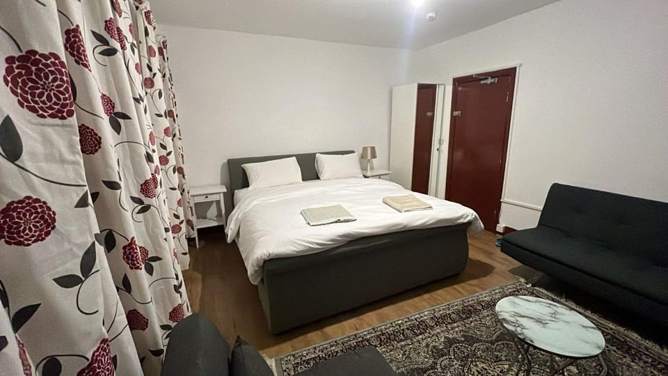 Bed, Living room, Photo of the whole room, Seating area, Bedroom, towels