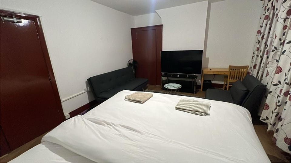 Bed, TV and multimedia, Living room, Photo of the whole room, Seating area, Bedroom, furniture, towels