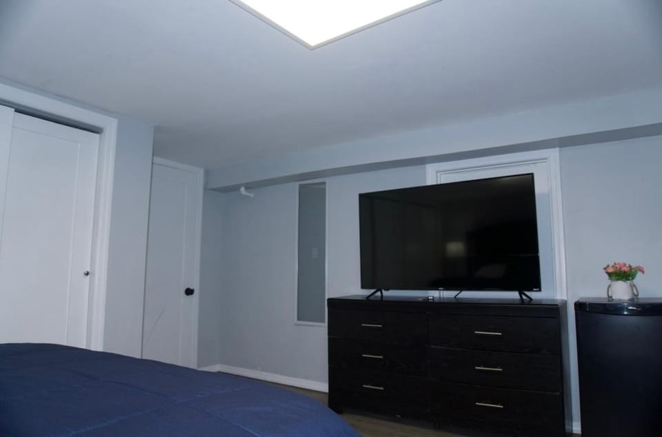 Basemant private room 21 Bed and Breakfast in North Bergen