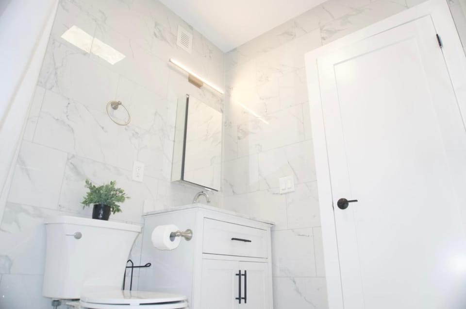 Basemant private room 21 Bed and Breakfast in North Bergen