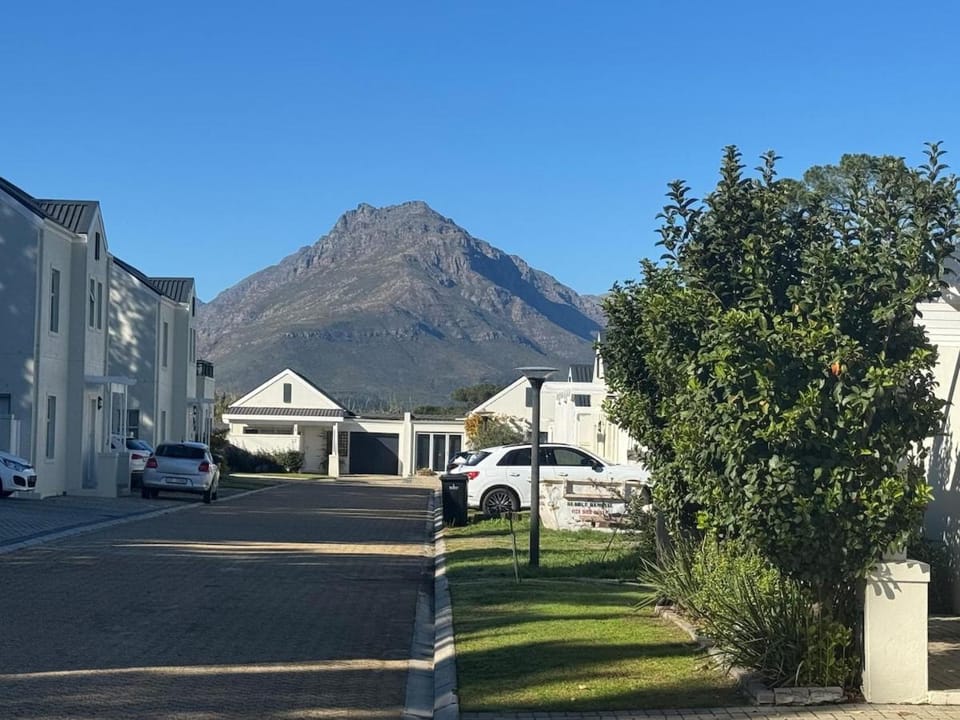 Villa Lyón - 4 Bed 4 Bath in residential Security Estate House in Stellenbosch