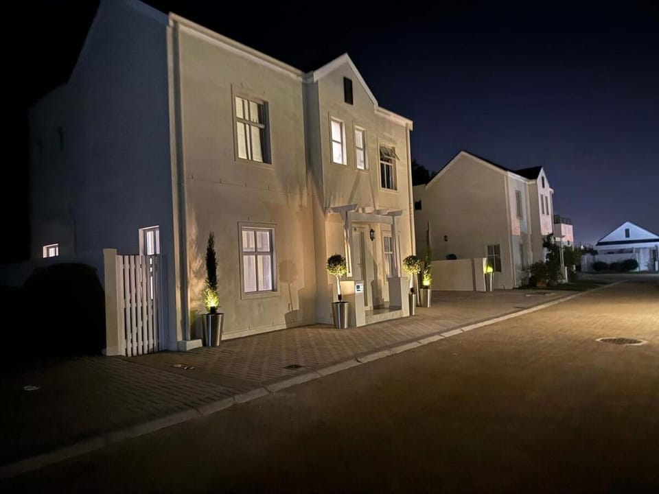 Villa Lyón - 4 Bed 4 Bath in residential Security Estate House in Stellenbosch