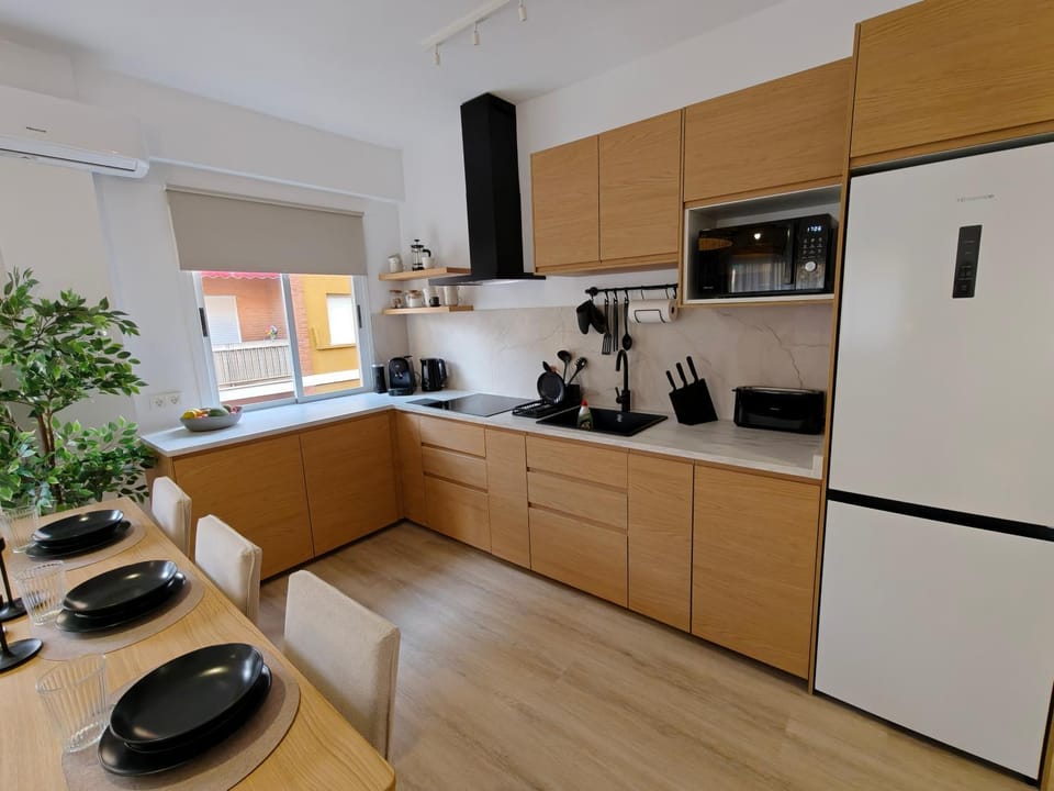 Coffee/tea facilities, Kitchen or kitchenette, Dining area, dishwasher, stove, toaster