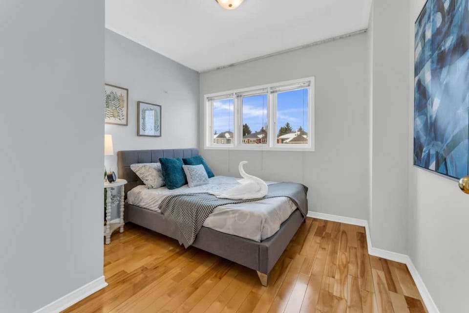 Modern 4BR Richmond Hill Retreat with Workspace House in Richmond Hill